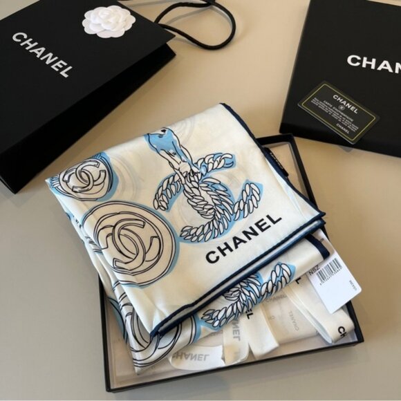 Chic Chanel CC Motif and Logo Scarf - Picture 4 of 7
